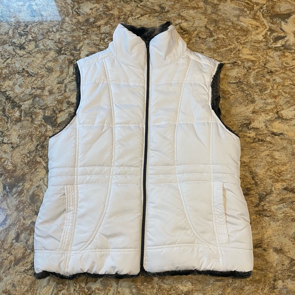 Women’s Reversible Vest - KC Collections - White Vest Reverses to Faux Fur Vest - Picture 2 of 9